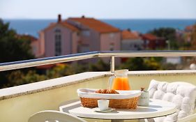 The Florens Residence Near The Beach With The Pool, Bbq And Kids Playground, Zadar Diklo