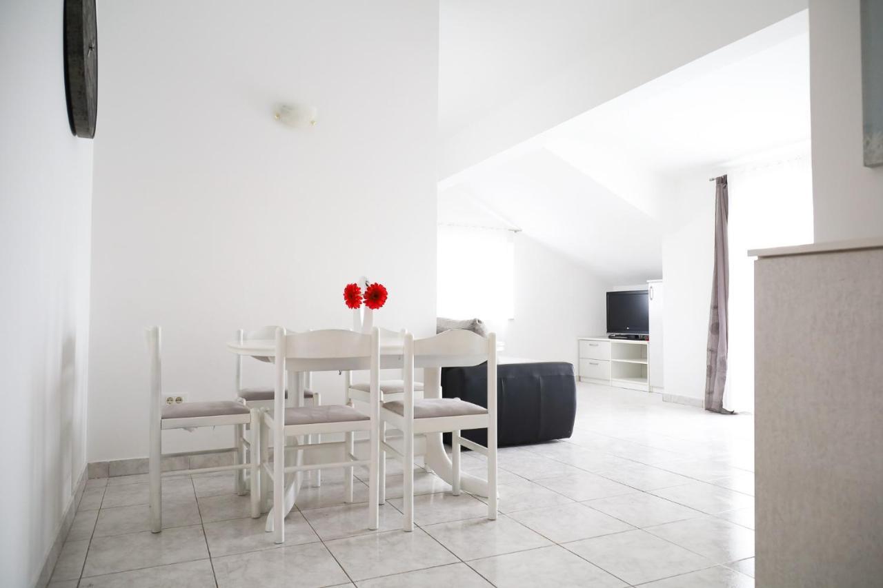 The Florens Residence Near The Beach With The Pool, Bbq And Kids Playground, Zadar Diklo Esterno foto